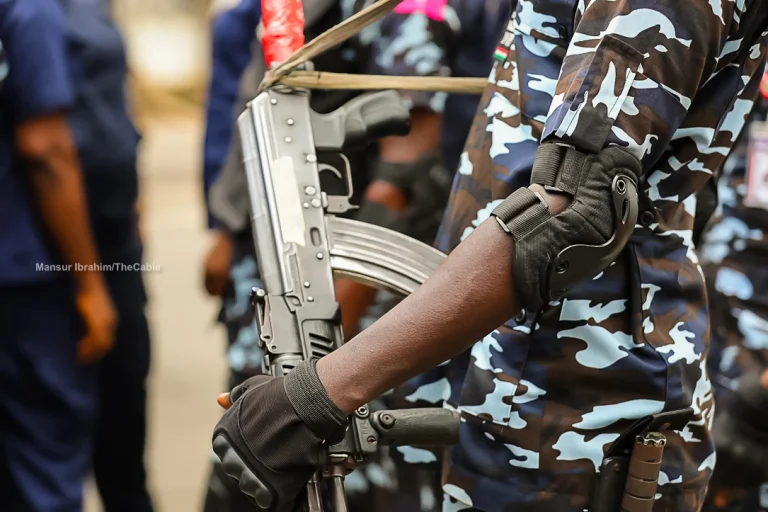 POLICEMAN THREATENS TO KILL PROTESTERS IN KANO